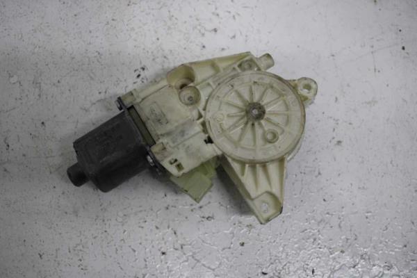 MOTEUR LEVE VITRE AVANT GAUCHE MERCEDES W204 - Vue 1